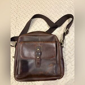 Fossil brown distressed leather messenger bag unisex